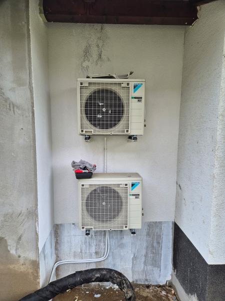 Két Daikin kültéri egység egymás fölé szerelve, rendezett csőcsatornával – klímaszerelés, Balázs Klíma