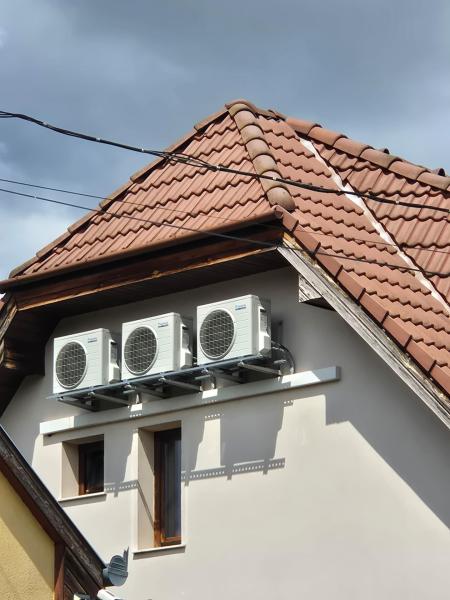 Három kültéri egység egy sorban, családi ház oromfala alatt – klímaszerelés, Balázs Klíma