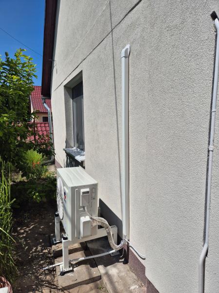 Kültéri egység földi tartón, családi ház oldalánál, a kertben – klímaszerelés, Balázs Klíma