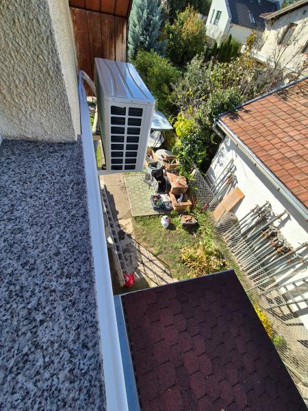 Kültéri egység felülnézetből, a ház fala mellett, kertre néző oldalon – klímaszerelés, Balázs Klíma